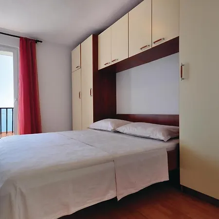 2 Bedroom Awesome In Apartmán Pisak